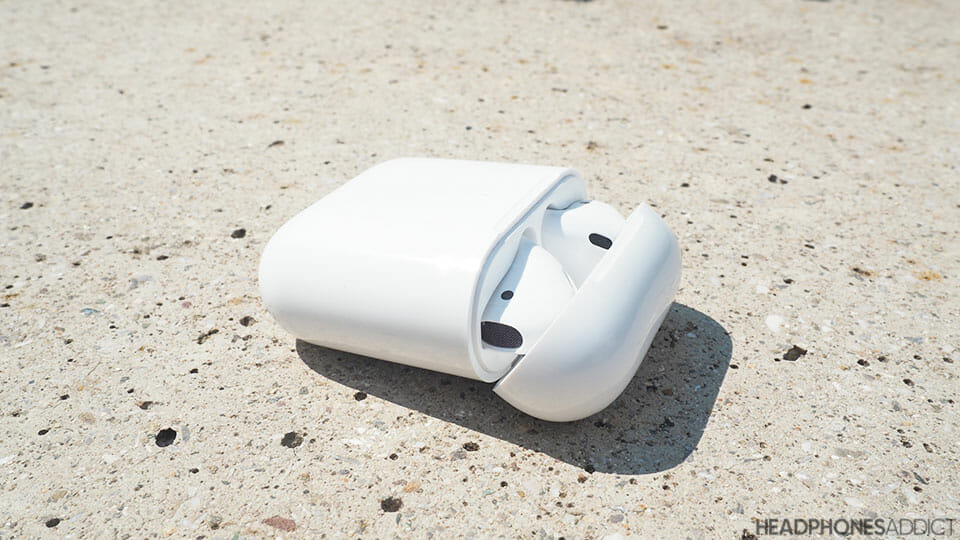 Apple AirPods 2 in charging case