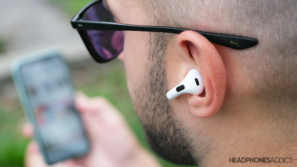 Apple AirPods 3 listening