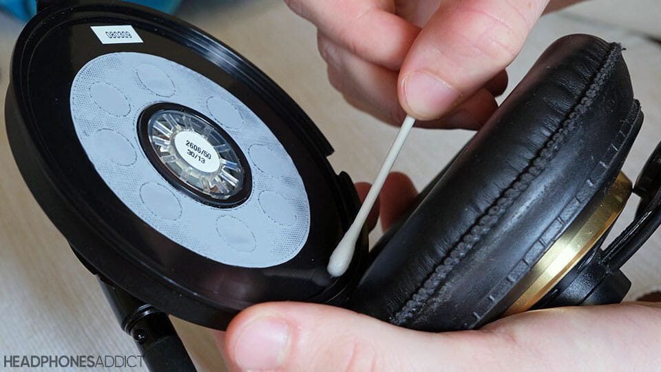 Disinfecting earcups