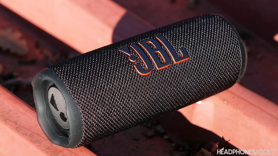 JBL Flip 6 red under logo