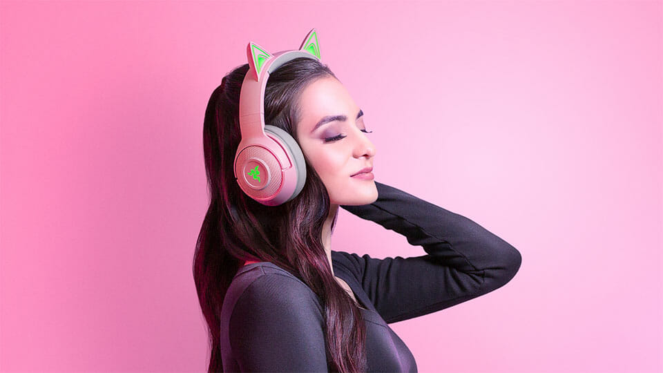 Razer Kraken Kitty Edition girl