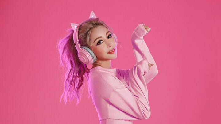 Razer Kraken Kitty Edition girl posing