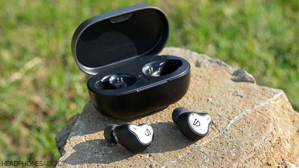 SoundPEATS H1 earbuds with case