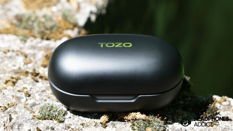 TOZO Golden X1 charging case