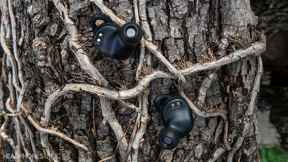 Soundcore Liberty Neo uses magnets to lock the earbuds in place