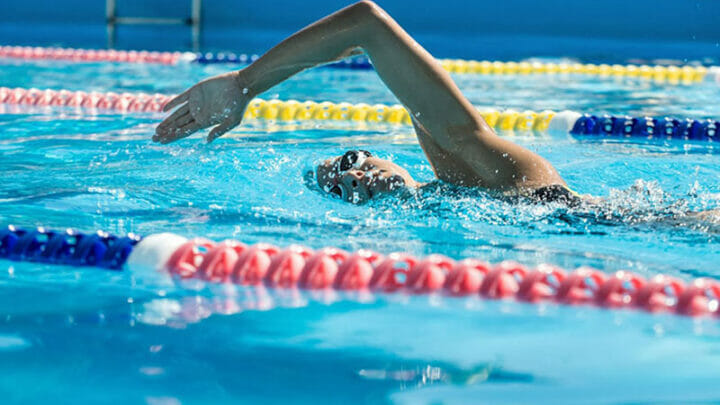 swimmer in the pool swimming headphones